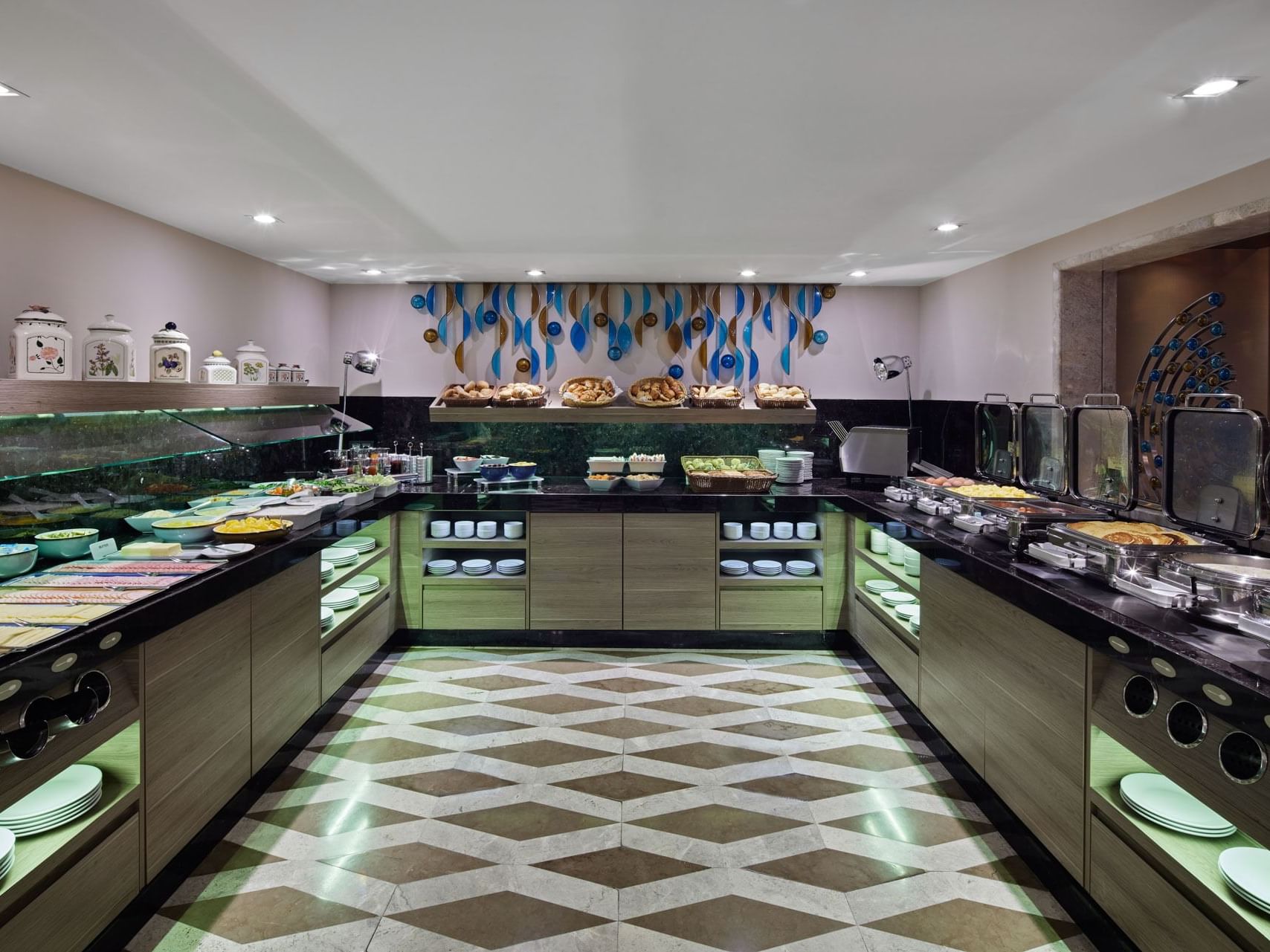 Frühstücksbuffet mit verschiedenen Gerichten im Frühstücksrestaurant des Titanic Comfort Mitte