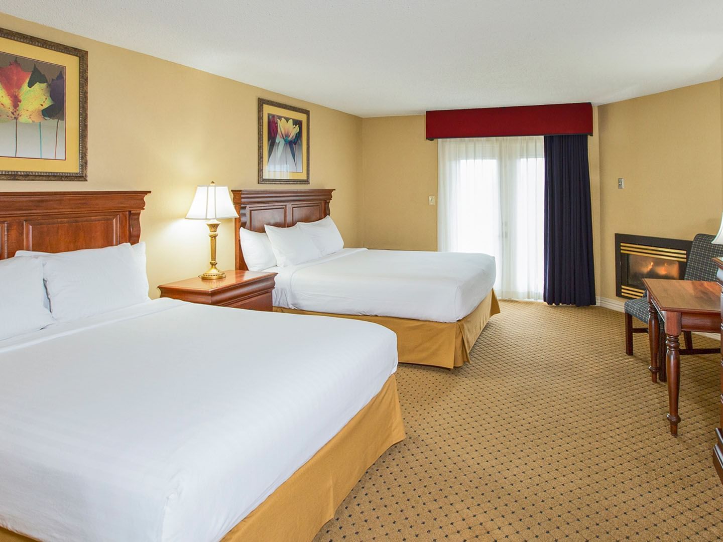 Superior Queen Room with a fireplace at Music Road Resort