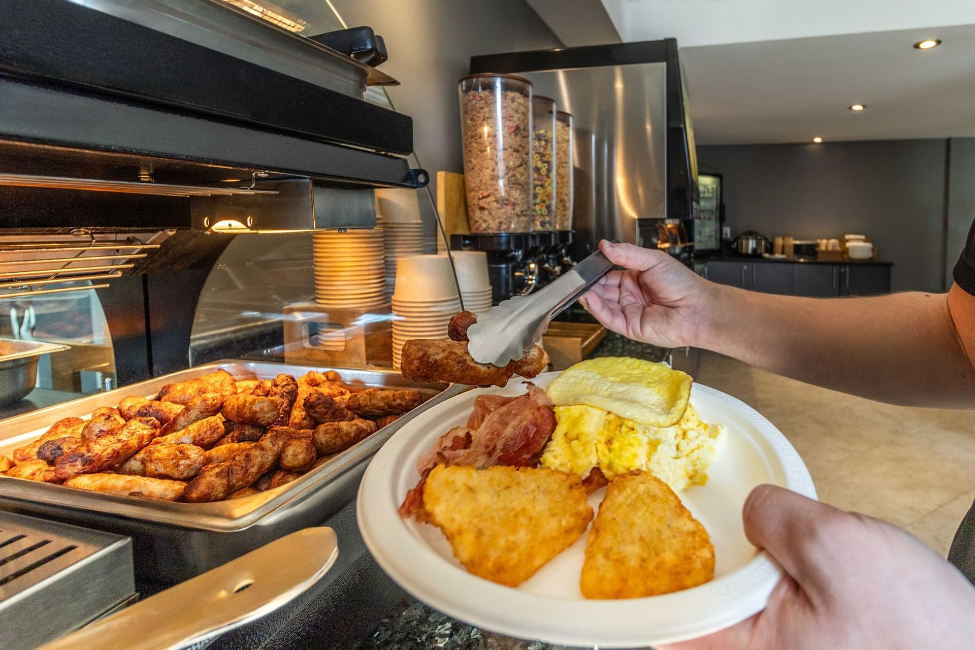 guest_grabbing_hot_breakfast_items_at_hotel_faubourg_montreal_free_breakfast