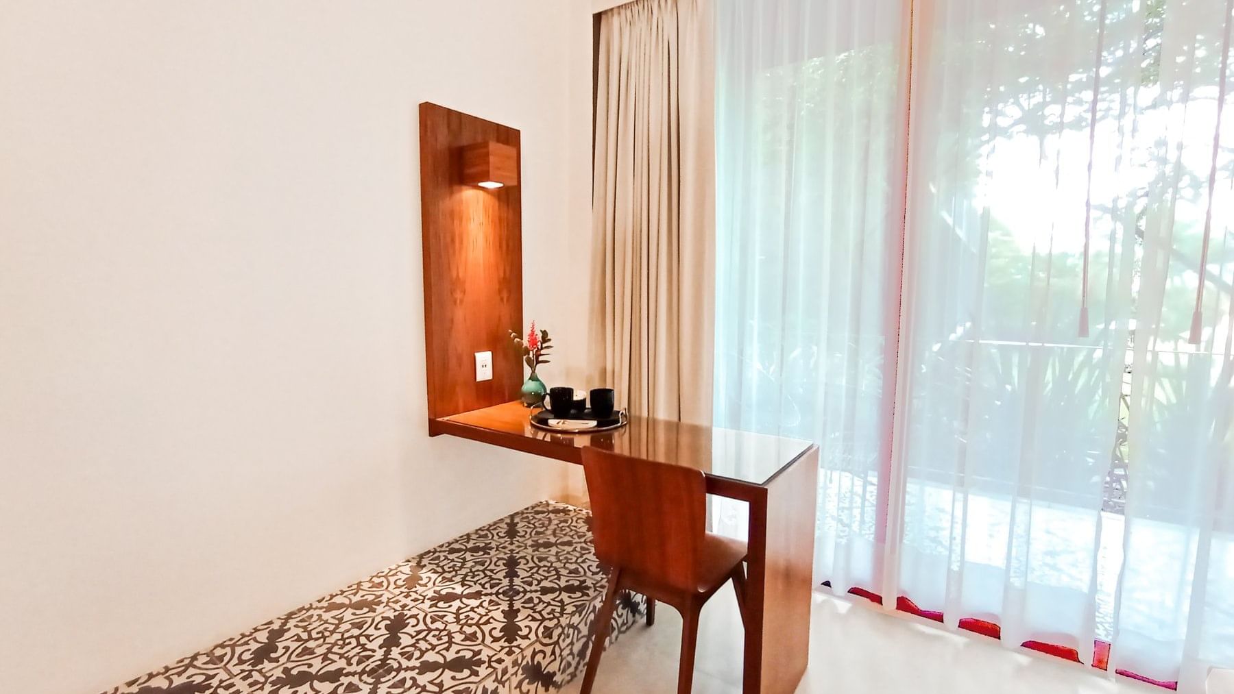 Deluxe king table at Huayacán Cuernavaca Curamoria Collection