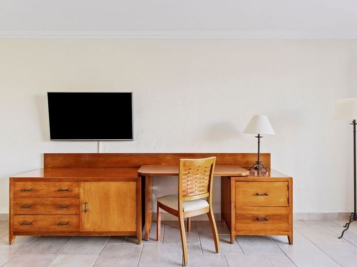 Escritorio de madera y silla en Junior Suite con terraza, 1 King en Fiesta Americana Hacienda Ixtapan de la Sal, Estado de México.
