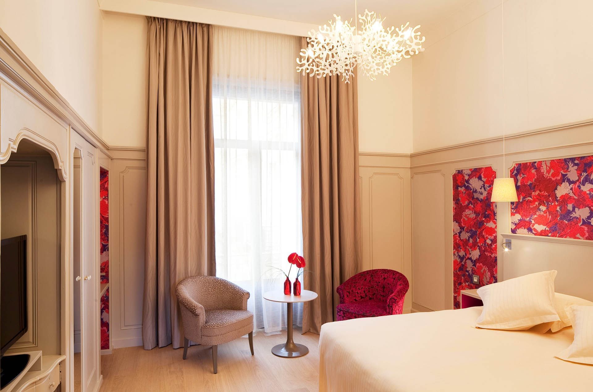 Chambre exécutive avec lit confortable à l'Oceania L'Univers Tours