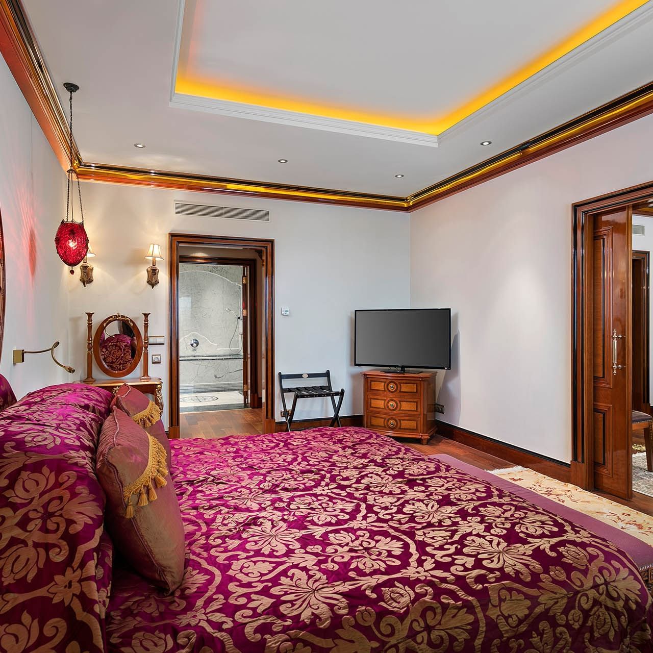 Titanic Mardan Palace'ın Premium Aile Odasında rahat yatak ve TV