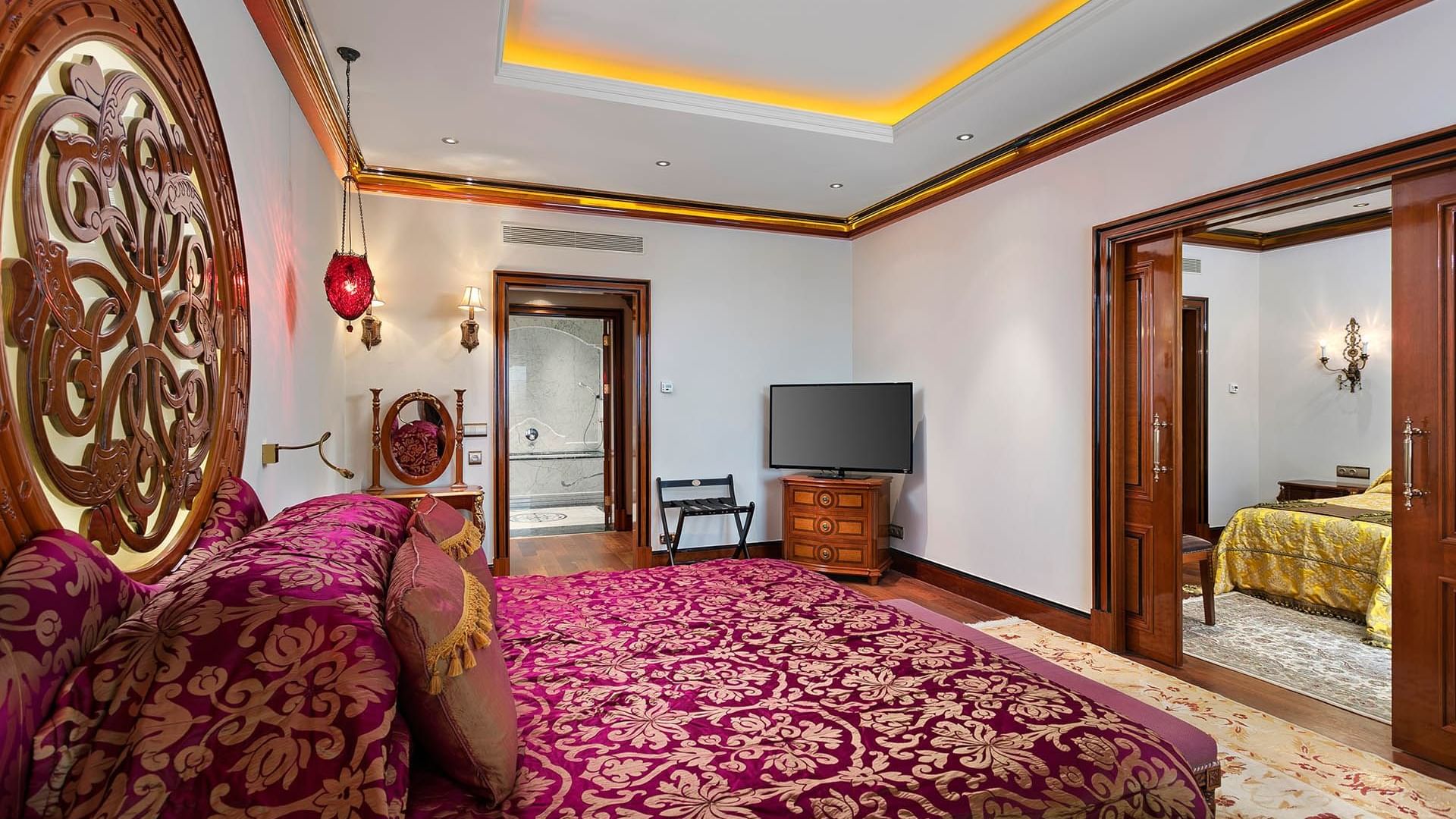 Titanic Mardan Palace'ın Premium Aile Odasında rahat yatak ve TV