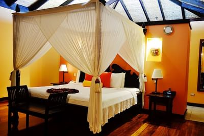 Bed & furniture in Casita Suite at Rio Celeste Hideaway