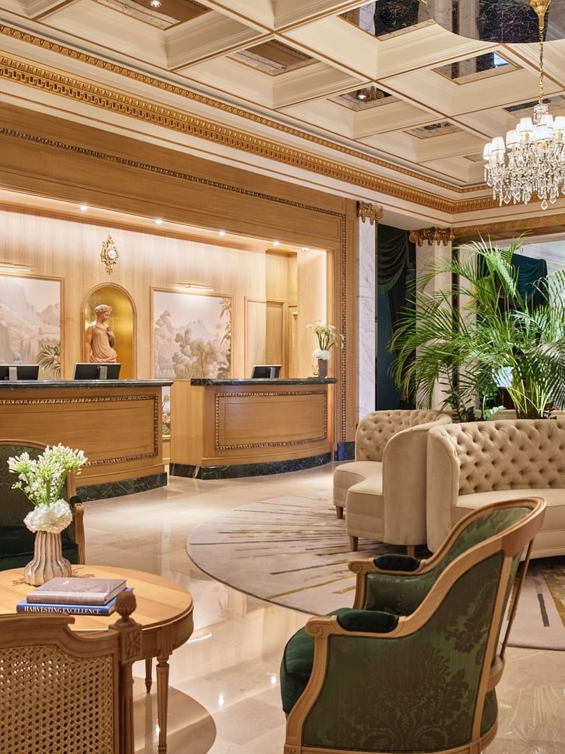 Intérieur du hall d'entrée avec l'espace d'accueil de l'hôtel Westminster Paris