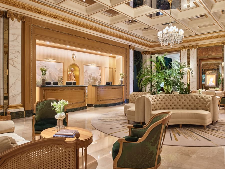 Intérieur du hall d'entrée avec l'espace d'accueil de l'hôtel Westminster Paris