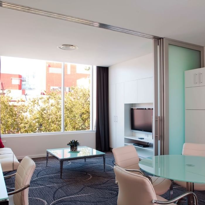 eluxe_King_Suite_living_2