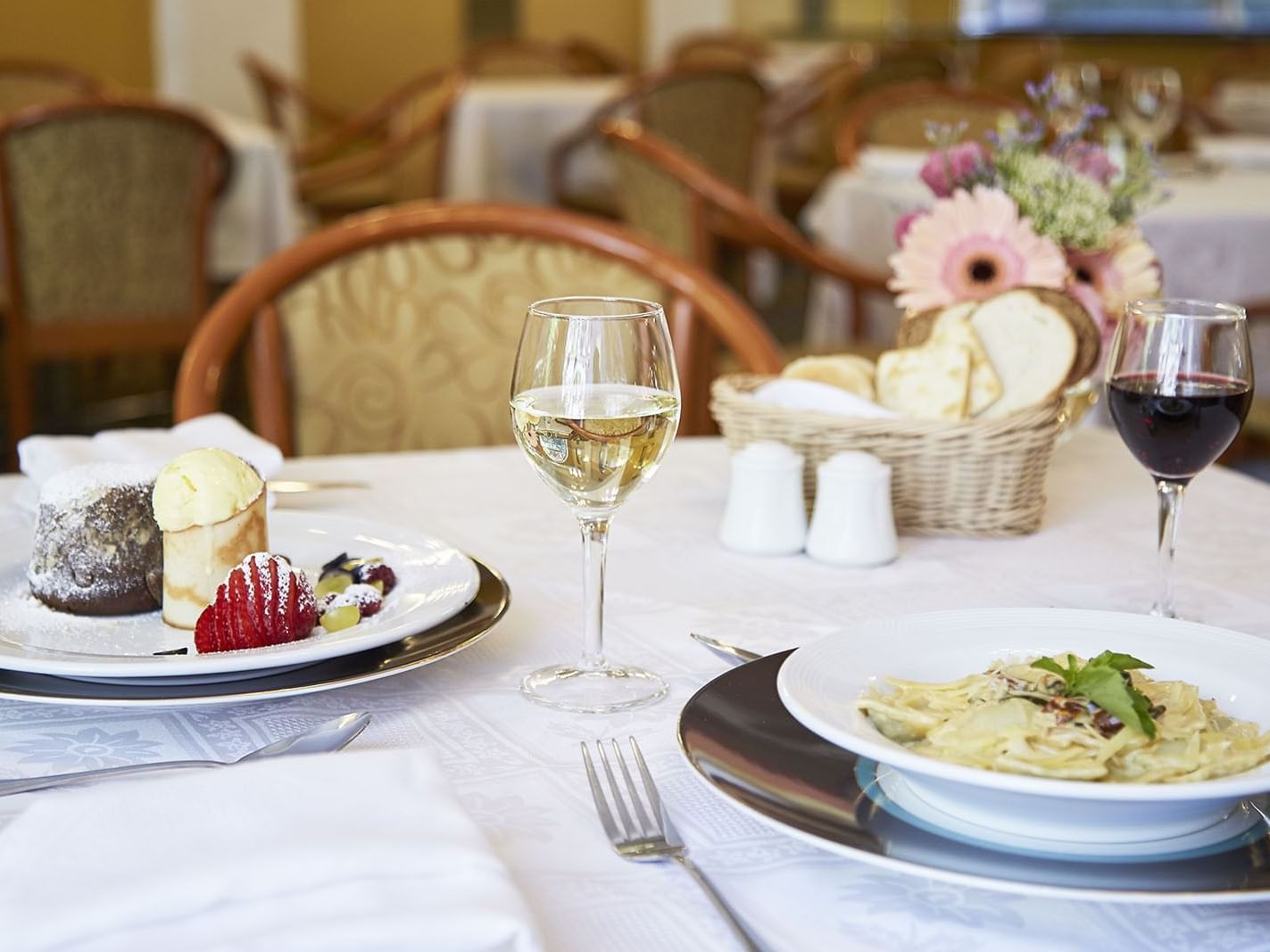 Breakfast served in Restaurant Arcos at Hotel Torremayor Lyon