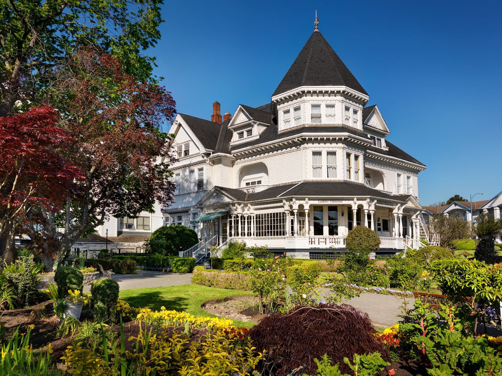 Hotel exterior with a pond & fountain in the front yard at Huntingdon Manor