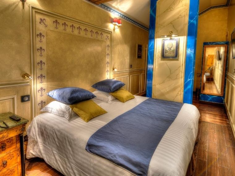 Chambre luxueuse avec lits jumeaux et décor élégant à Hôtel Villa Aultia, Ault.