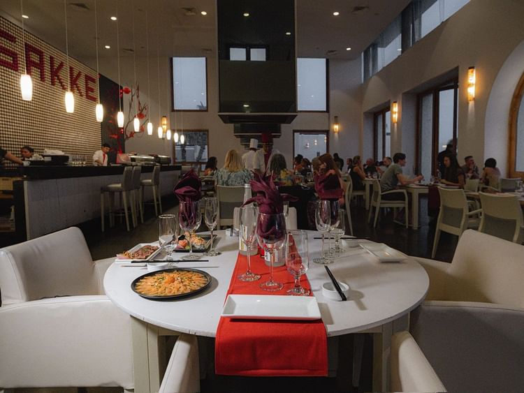 Mesa servida en el restaurante Sakke en Marquis Los Cabos Resort & Spa, San José del Cabo.