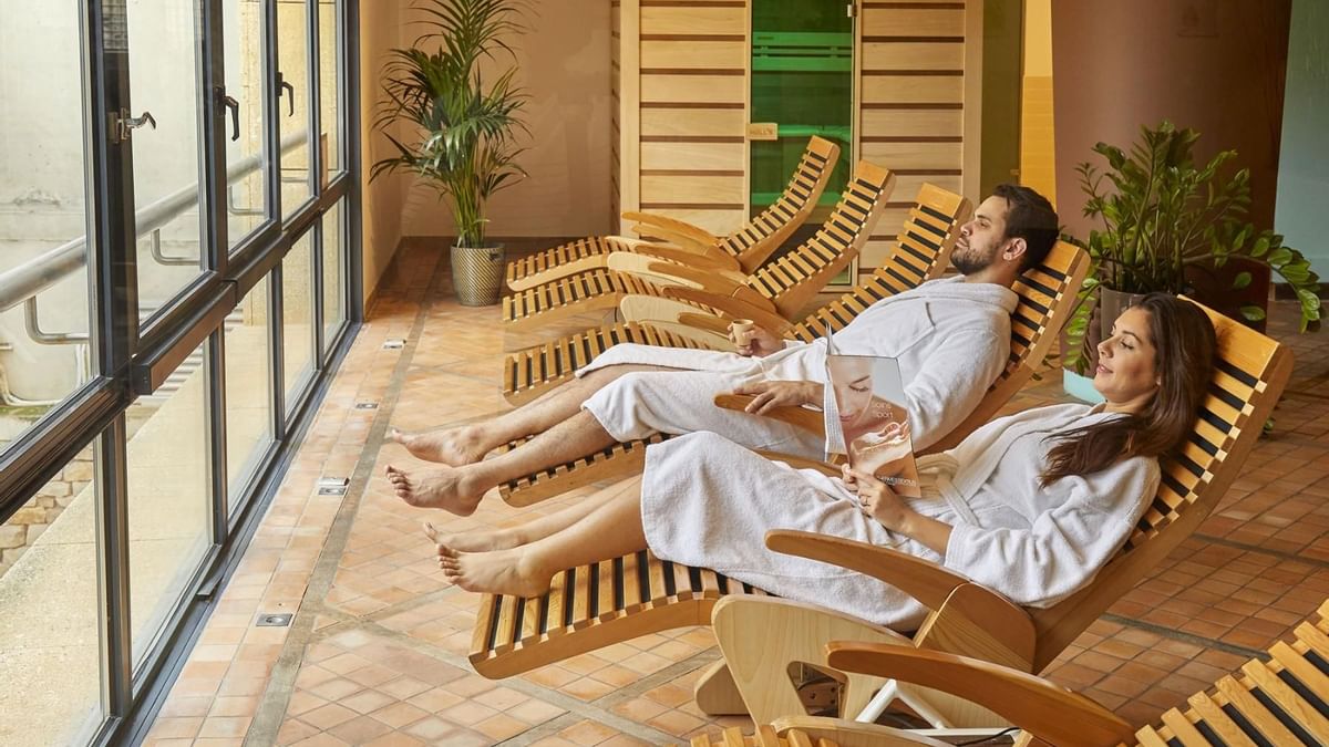 Un homme et une femme détendent dans des chaises longues dans un spa.