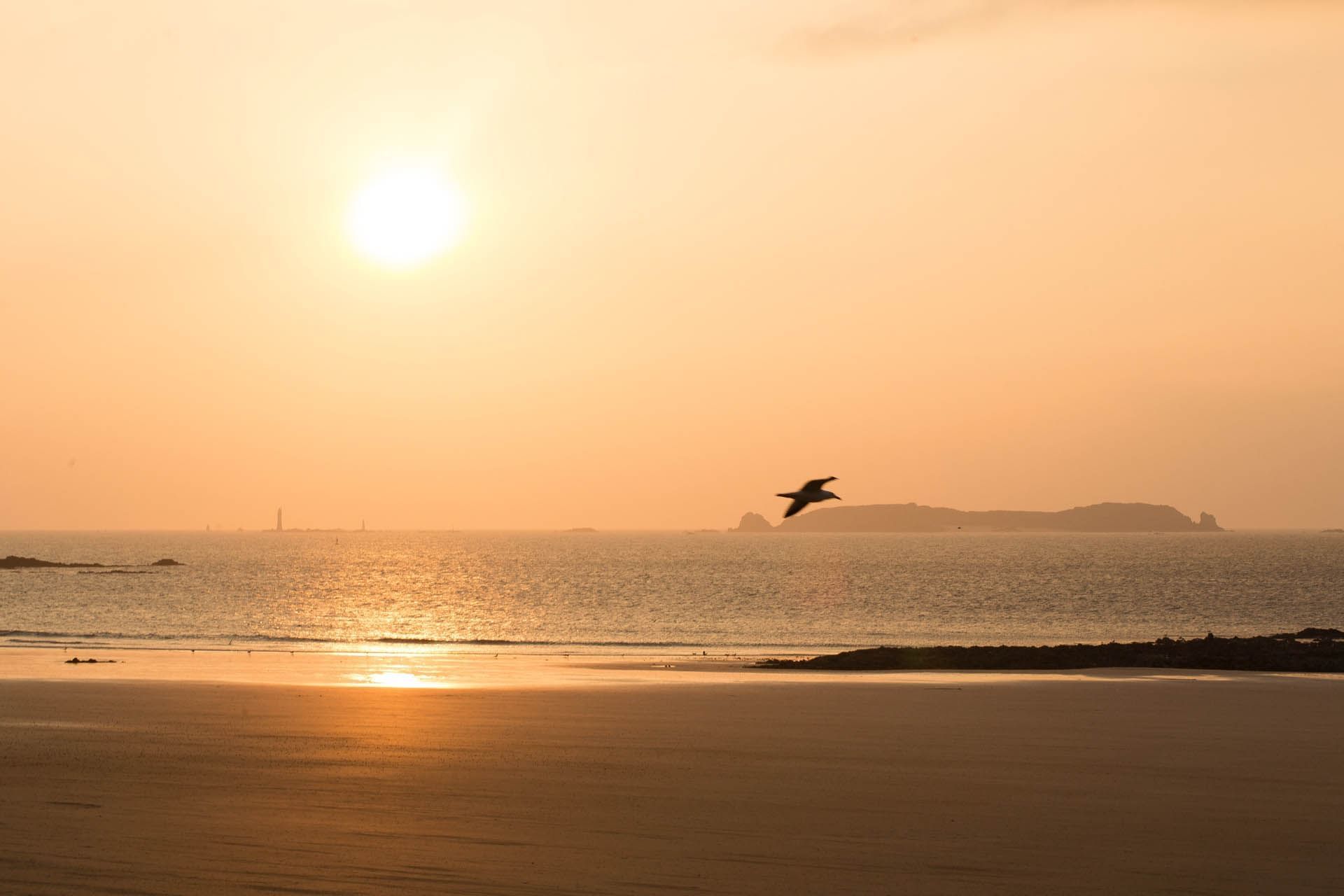 Bord de mer avec coucher de soleil près d'Escale Oceania Saint-Malo