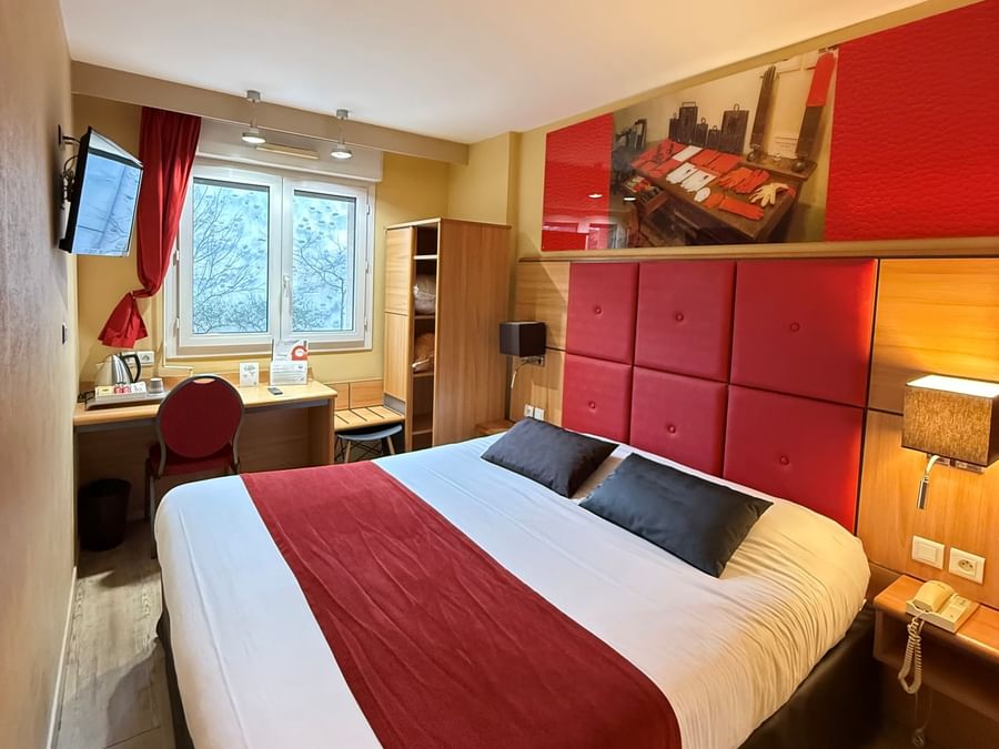Chambre Standard confortable et bien aménagée à l'Hôtel Le Boeuf Rouge de Saint-Junien.