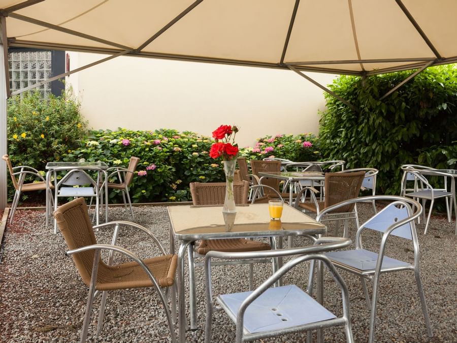 An Outdoor dining area at Hotel Rennes West