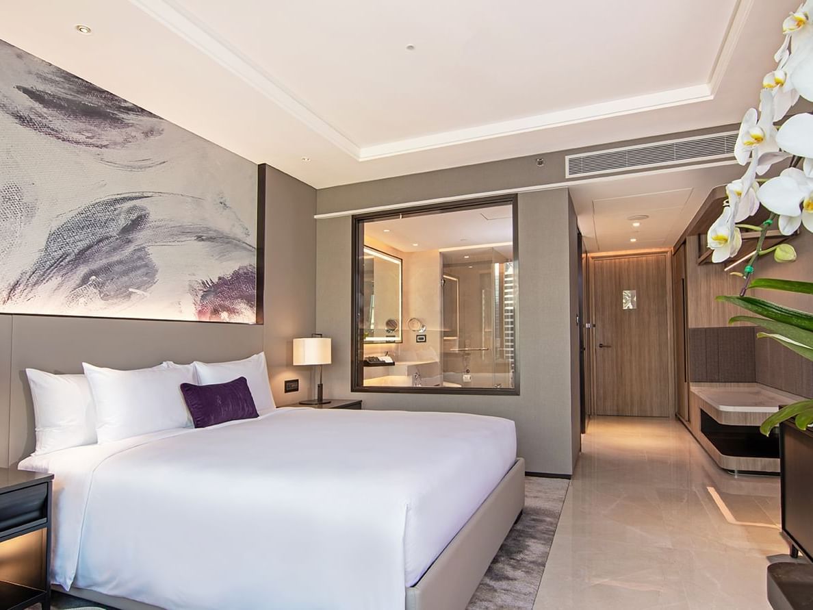 King bed in Deluxe Room at Carlton Hotel Bangkok Sukhumvit