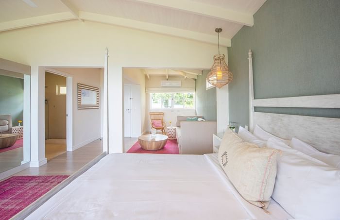 Double Queen Room sitting area