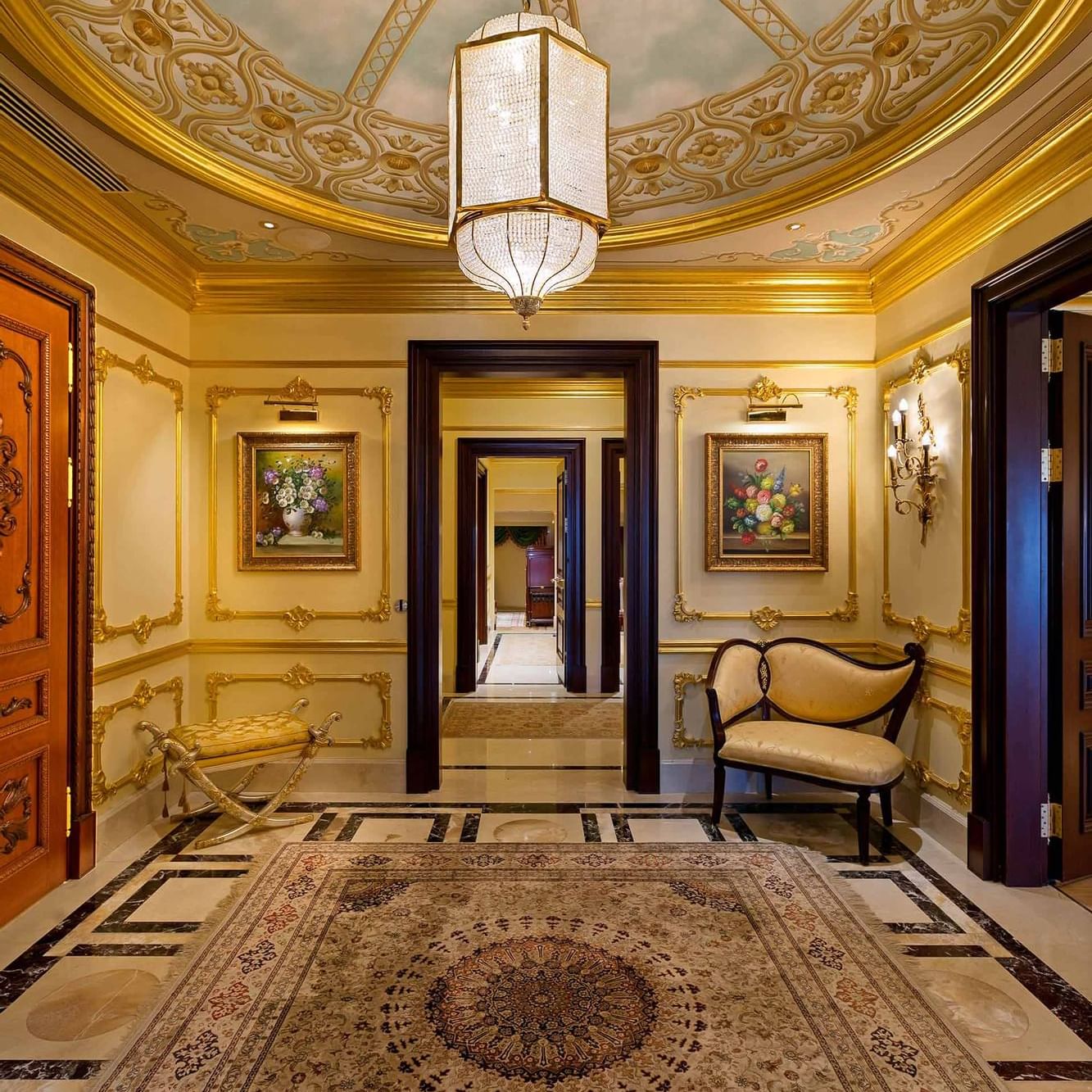 Titanic Mardan Palace'daki King Süitte altın ve bej dekorlu lüks salon alanının içi