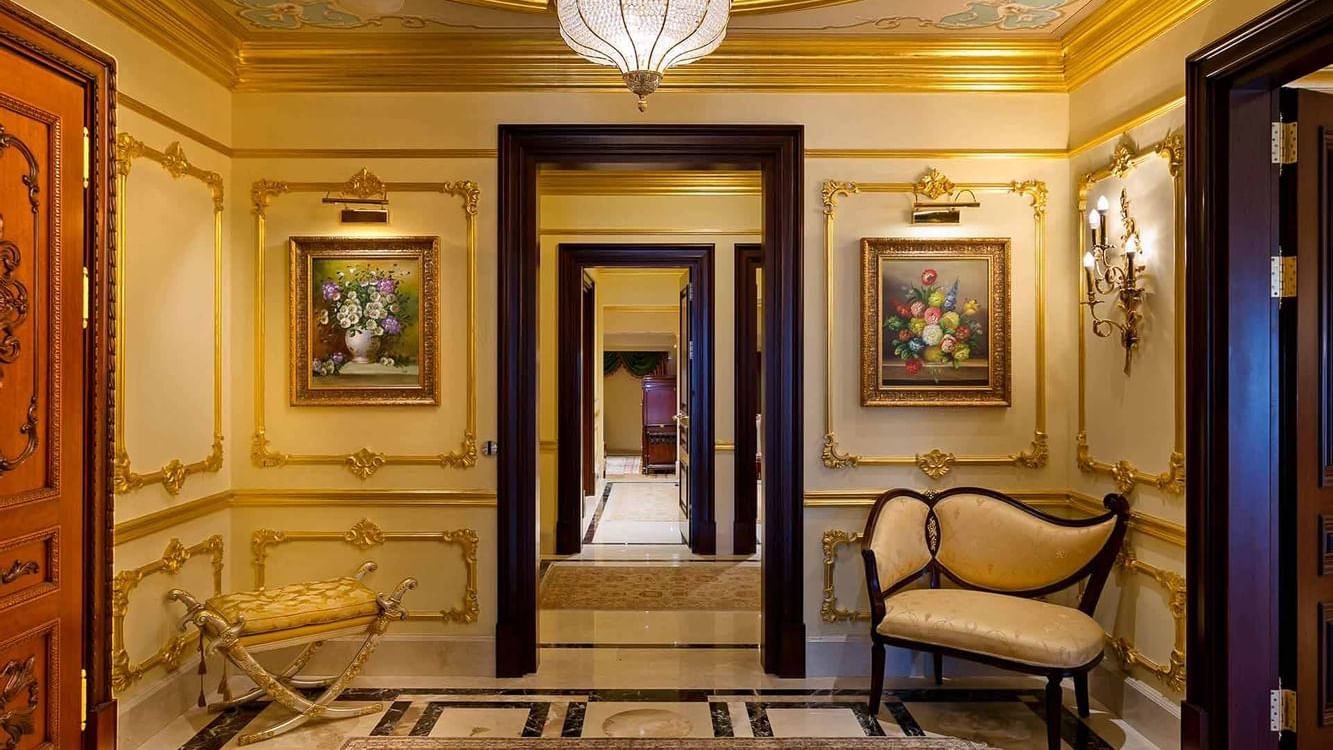 Titanic Mardan Palace'daki King Süitte altın ve bej dekorlu lüks salon alanının içi