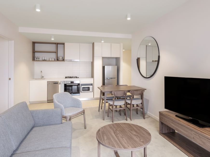 Brady Hotels Hardware Lane - 2 bedroom balcony king queen - living and dining room