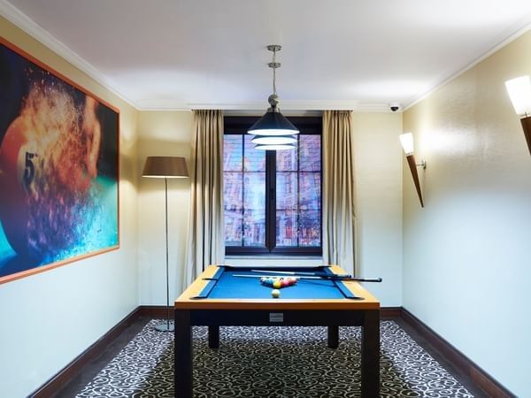 Luxe biljartzaal met stijlvolle inrichting en moderne verlichting in het Warwick Grand-Place Brussels.