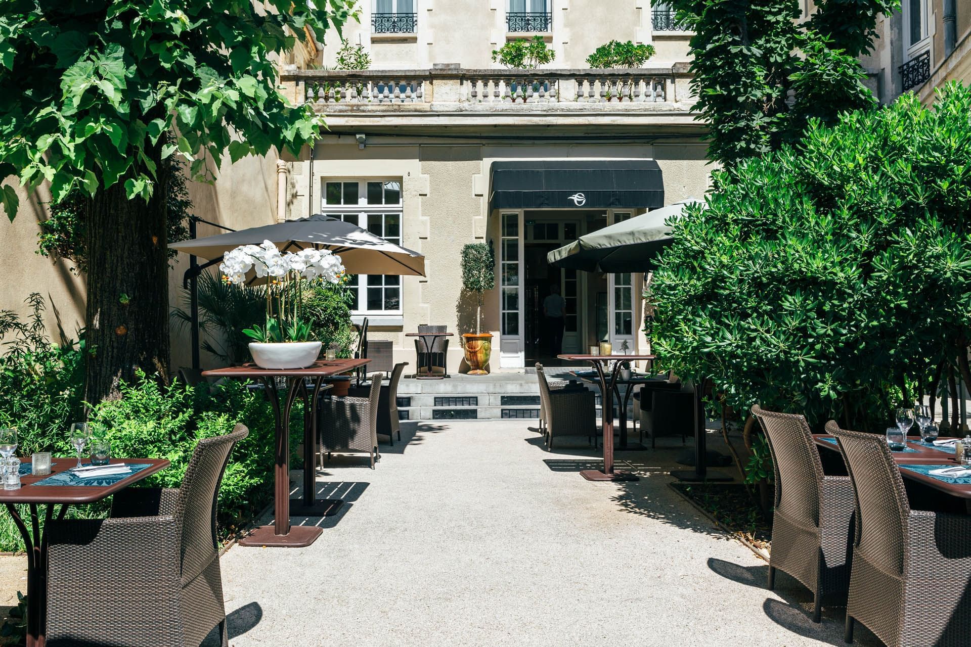 Espace repas extérieur avec plantes, Oceania Le Métropole Montpellier
