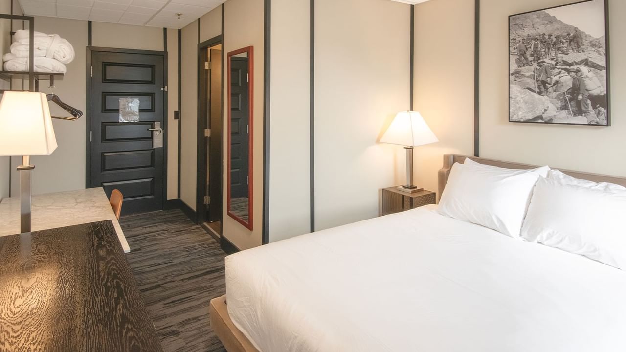 Hotel room with Queen bed