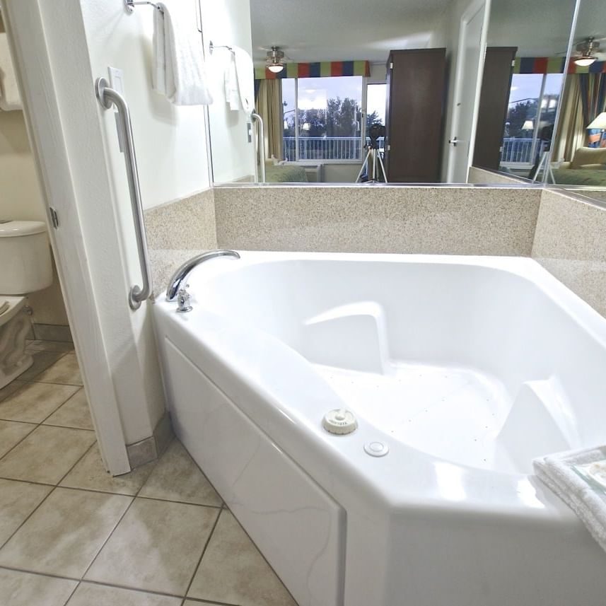 The Suite bathroom with a Jacuzzi at Flamingo Waterpark Resort