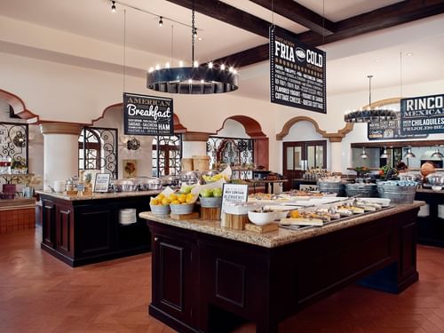 Estación de buffet con diversos desayunos fríos y calientes en el restaurante Tomates de Hacienda del Mar Los Cabos