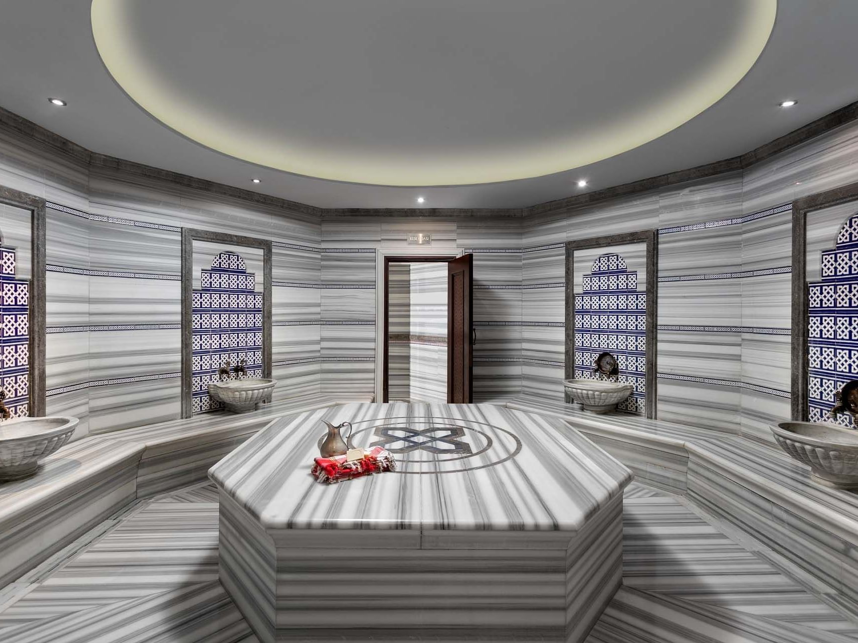 itanic Business Kartal’daki BeFine Spa’da, etrafı sıcak taş oturma alanları ve kurna ile  çevrili özel bir bölüm bulunmaktadır