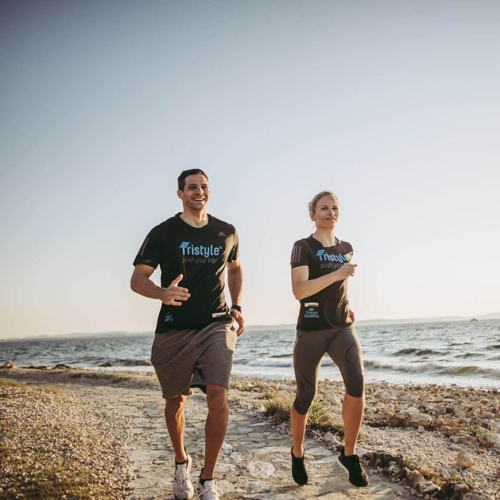 Zwei Läufer beim Wings for Life World Run 2026 am Strand.