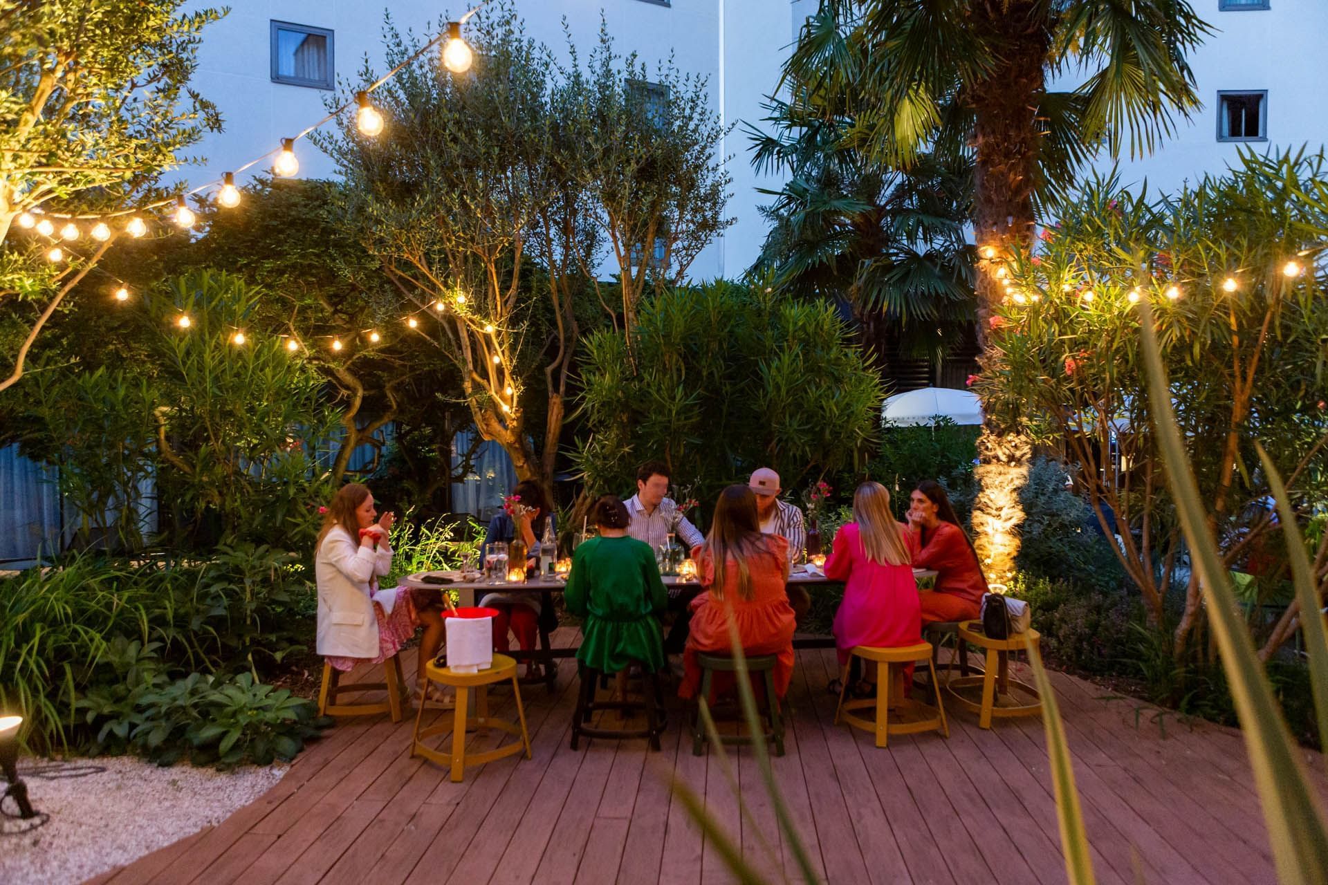 Personnes dînant en extérieur à l'Oceania Paris Porte de Versailles