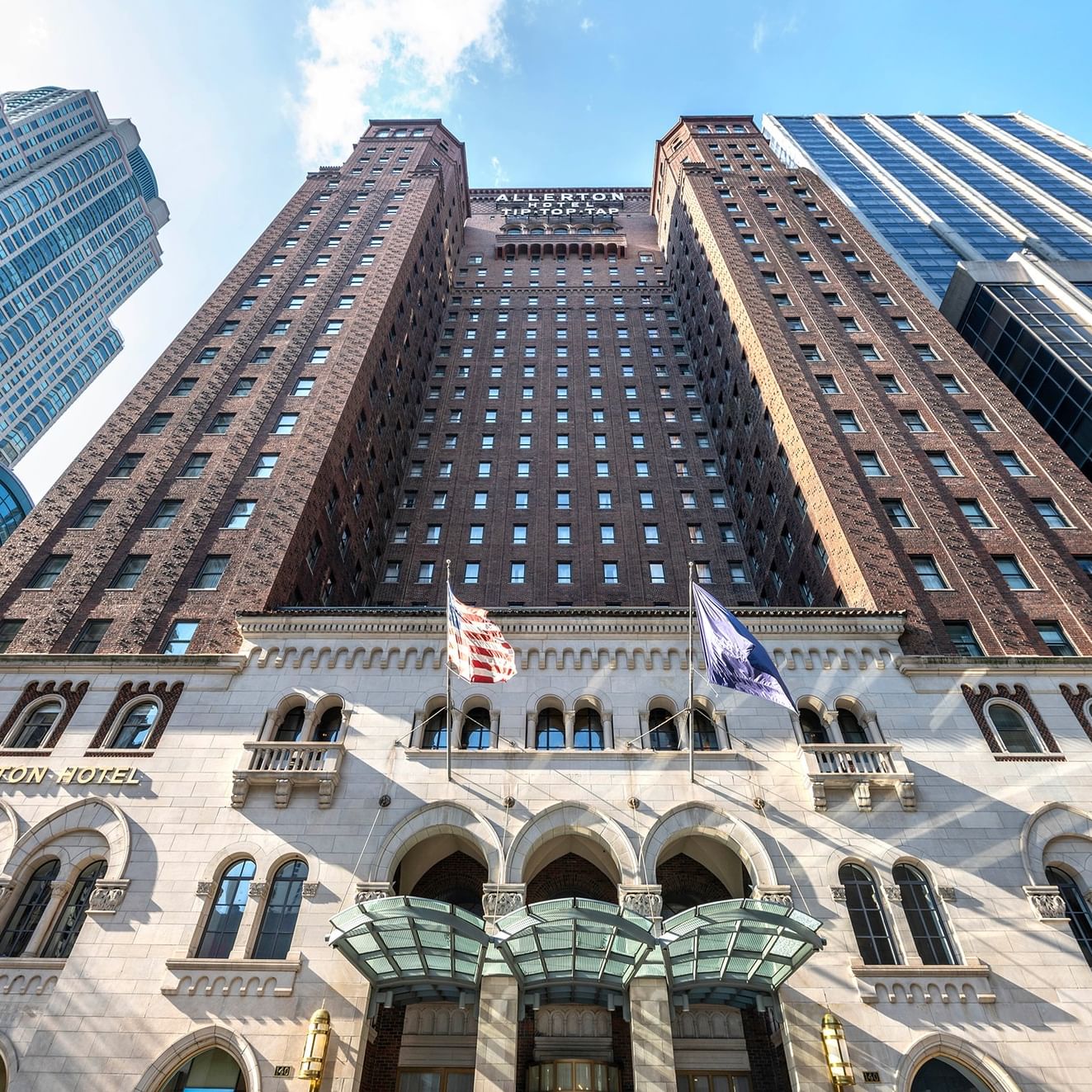 Immeuble de grande hauteur avec de nombreuses fenêtres et deux drapeaux à Warwick Allerton, Chicago.