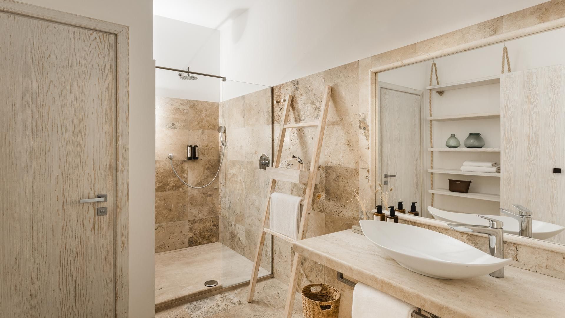 Bagno di Suite Junior con vista sul parco al Falkensteiner Resort Capo Boi, Villasimius