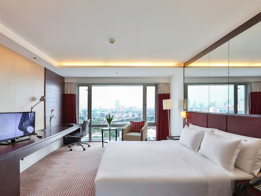 Deluxe room with large bed at Eastin Hotel Makkasan Bangkok