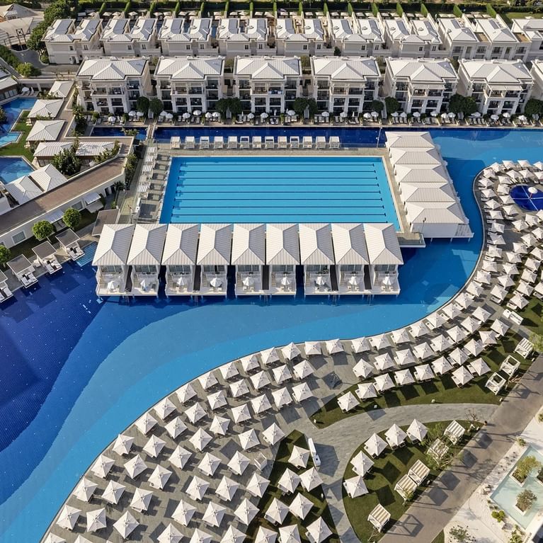 Titanic Deluxe Golf Belek – Kuşbakışı Havuz Keyfi ve Şezlonglarla Donatılmış Güneşlenme Alanı