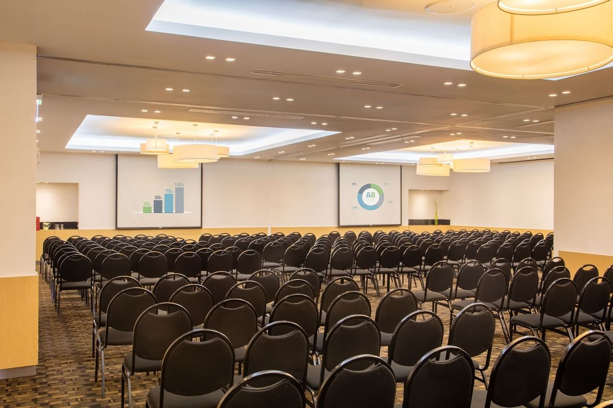 Instalación de sillas de teatro en una sala de reuniones del Fiesta Inn