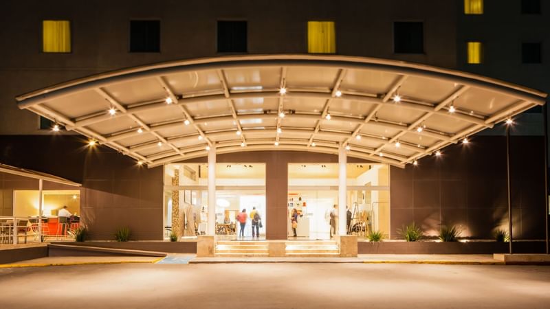 Entrance view of Fiesta Inn Monterrey Fundidora at night