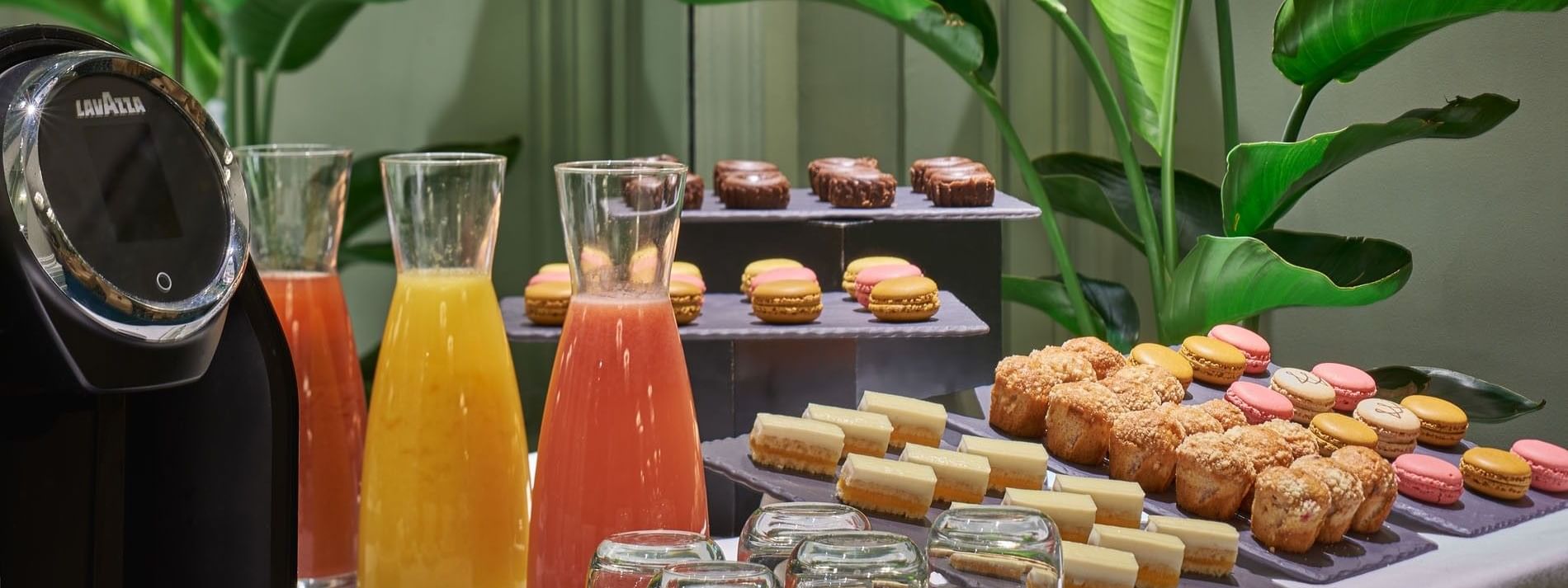Machine à café et rafraîchissements dans la salle de réunion Récamier, à l'Hôtel Westminster Paris.
