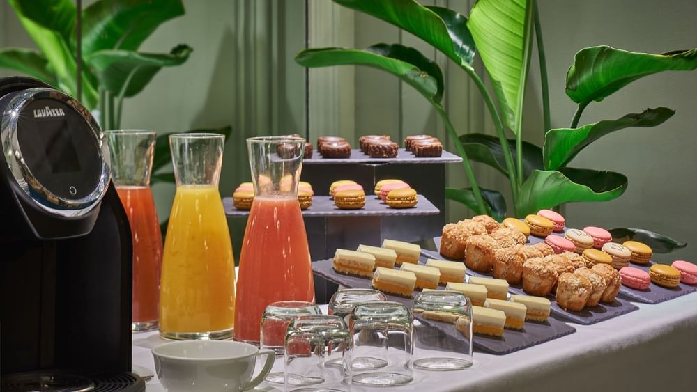 Machine à café et rafraîchissements dans la salle de réunion Récamier, à l'Hôtel Westminster Paris.
