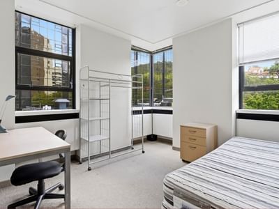 Room with desk and bed at UniLodge Stafford House.