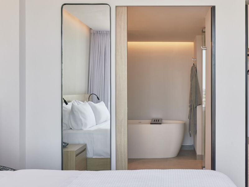 Bathtub & mirror in Relax Work Suite IOH Freestyle Hotels
