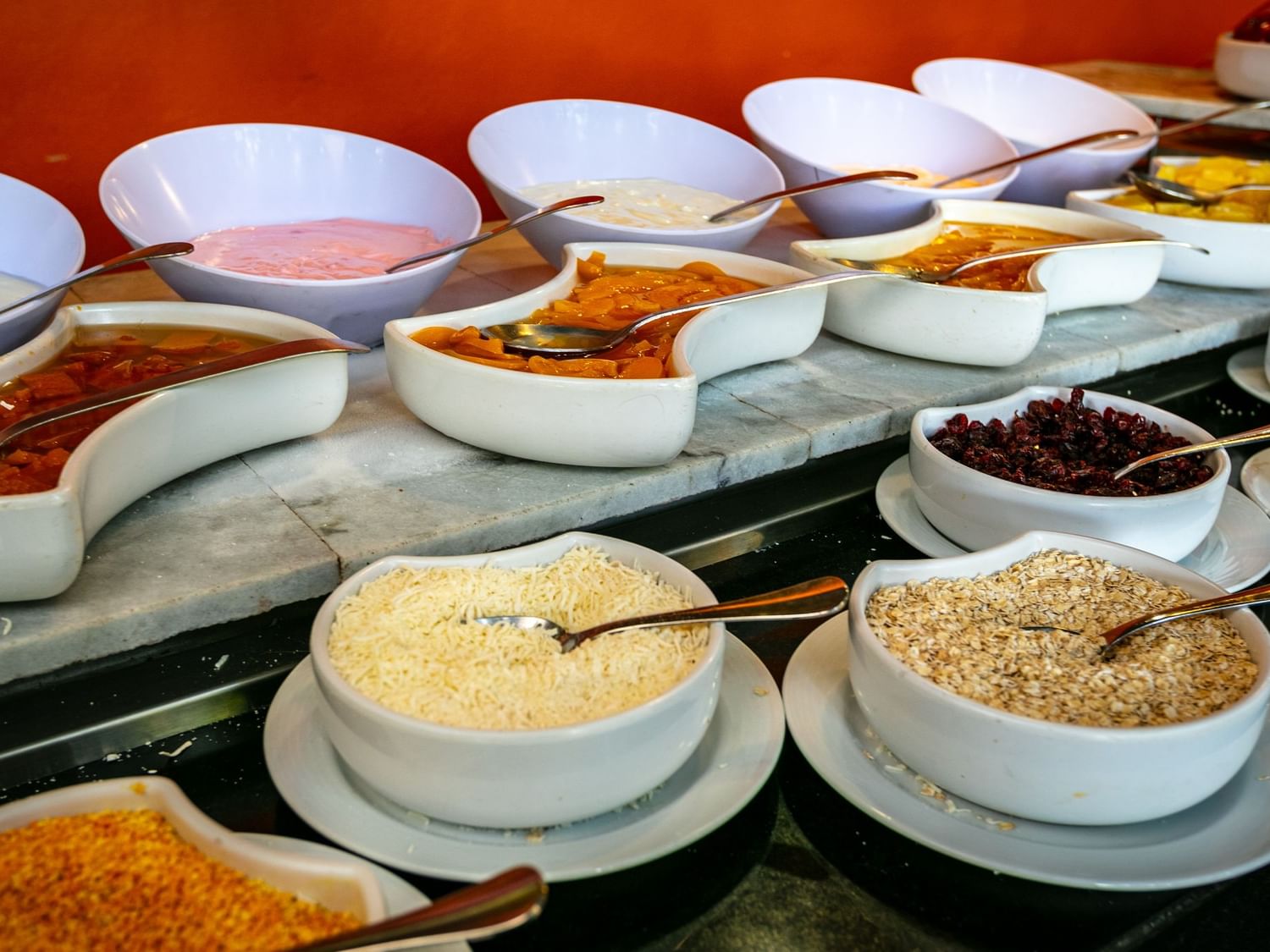 Diversos cuencos de alimentos en buffet de La Huerta en Camino Real Guadalajara, Zapopan.