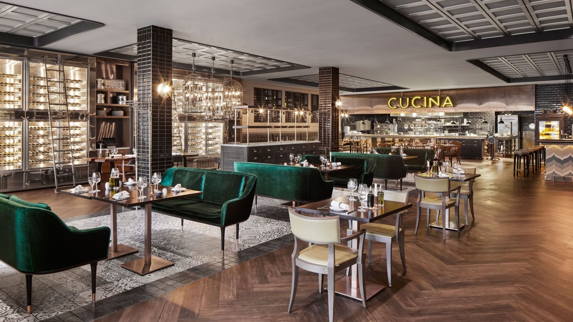 Dining table and bar counter in Pascarella Restaurant at Titanic Chaussee Berlin