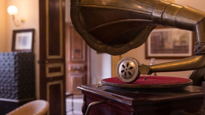 Close up on a gramophone at Hotel du Parc