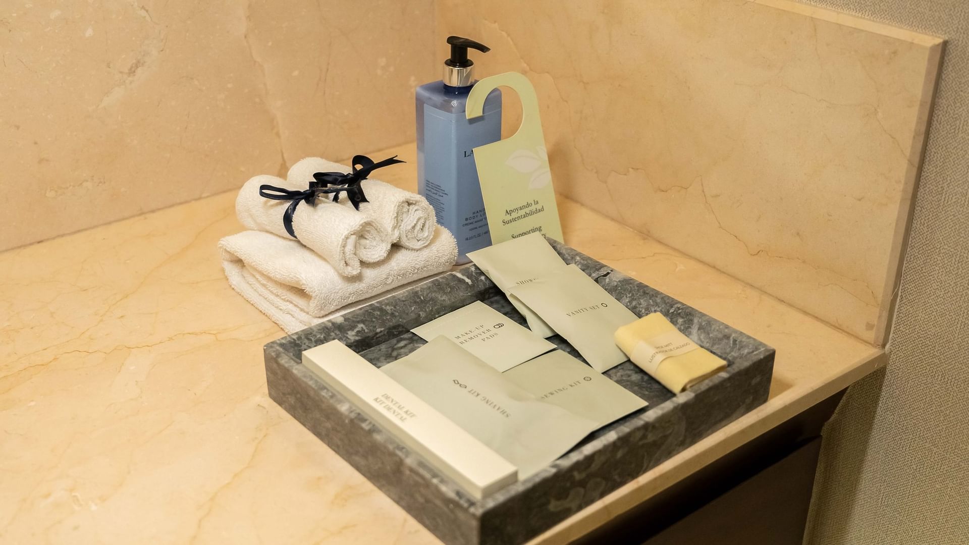 Caja de piedra con toallas y productos de baño en la habitación De Lujo King en Quinta Real Puebla, Heroica Puebla de Zaragoza