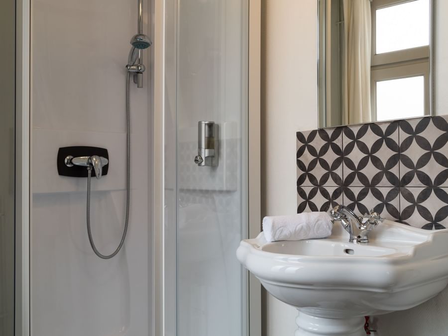 Bathroom interior in bedrooms at Hotel La Colonne de Bronze
