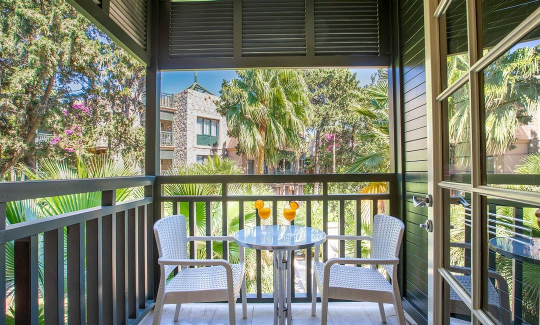 Bodrum Imperial'de Standart Ranzalı Odada balkonda yemek
