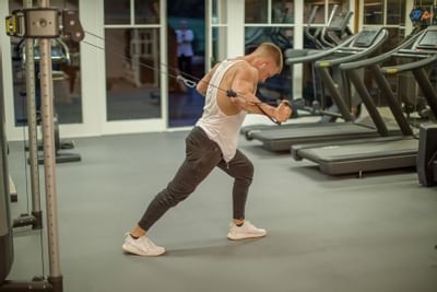 Man doing Resistance Band exercises at Liebes Rot Flueh's gym